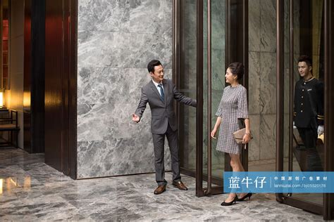 优雅的女士入住豪华酒店-蓝牛仔影像-中国原创广告影像素材
