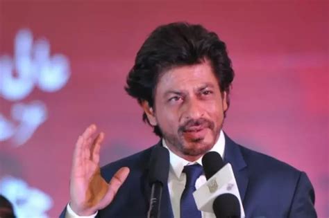 11 Inspiring Acts Of Generosity By Shah Rukh Khan Which Prove He's A ...
