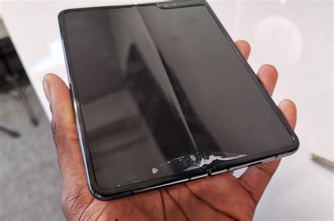 https://techjaja.com/wp-content/uploads/2019/04/galaxy-fold-broken-screen.jpg?utm_source=chatgpt.com