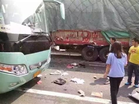 陕西西禹高速公路发生8车连撞 已致2人死亡(图)|西禹高速公路|8车连撞_新浪新闻