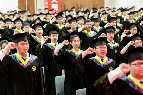 中国新闻网：哈尔滨工程大学45国留学生拍摄创意毕业照-工学新闻