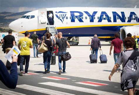 Ryanair passengers allowed 3 free luggage items on flights this autumn