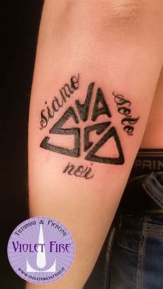 vasco tatoo tatuaggio scritta vasco logo triangolo siamo vasco tatoo tatuaggio scritta vasco logo triangolo siamo