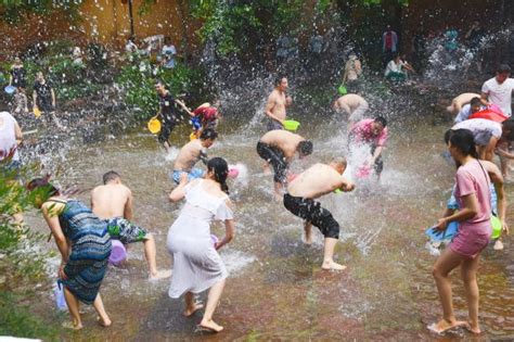 高温福州：民众天然游泳场戏水享清凉