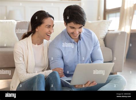 Couple Using Computer 的图像结果