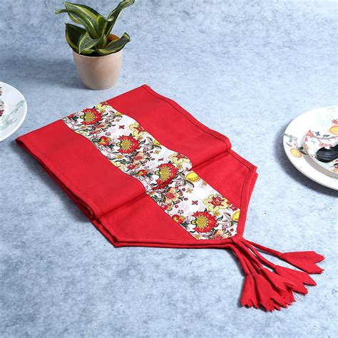 Como Table runner with floral print - Red – Wonderchef India