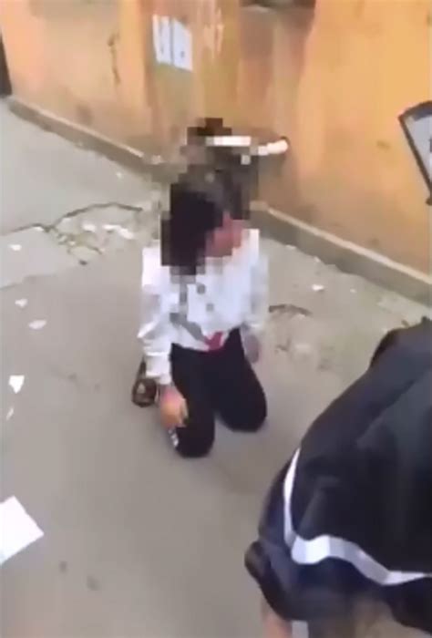 13岁女生被逼下跪并遭殴打 警方：已批评打人者|微山县|打人者|殴打_新浪新闻