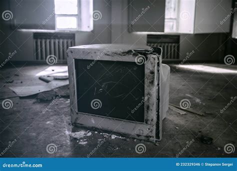 Broken Computer Monitor Floor 的图像结果