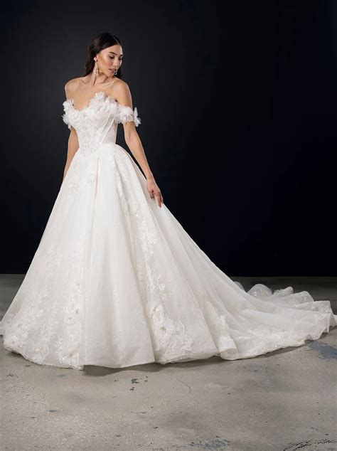 Martina Liana, 1704 Sample Wedding Dress - Stillwhite