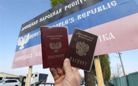 桌子上有本俄罗斯国际护照高清图片下载-正版图片303298375-摄图网