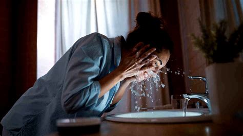 Ice Water Facials: Surprising Benefits of Dipping Your Face in Ice ...