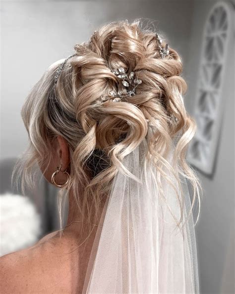 High updo + veil drama = bridal hair dreams🤍🤍🤍🤍 | Acconciature capelli ...