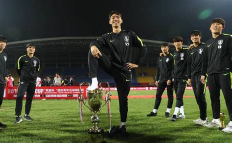 韩足记评踩奖杯：震惊了！网友称韩足球脸面被踩_体育_腾讯网
