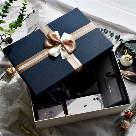 大礼物盒里装什么最新素材