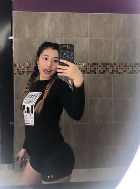 Vivian nai wow what a great Asian thot with cake : r/BigJigglyAsianAzz