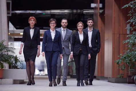 Business Team Walking 的图像结果