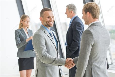 Business Person Shaking Hands 的图像结果