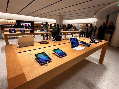 Apple previews Delhi Saket store, Tim Cook to greet 1st customers on ...