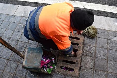 雨后清洁工手掏下水道，城市需重里子