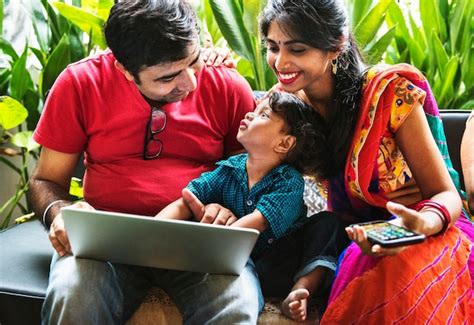 Happy indian family using a laptop | Premium Photo