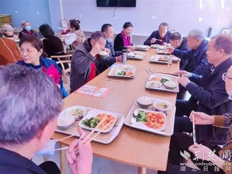 鄂城滨湖社区打造“幸福食堂”，解决社区老人“吃饭难”