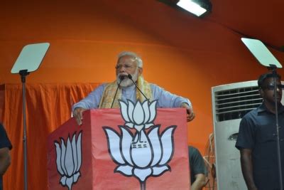 Modi attacks Mamata, Trinamool for using Bangladeshi actors (Lead)