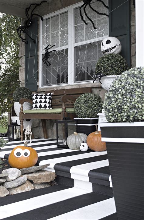 Small Front Porch Halloween Decoration Ideas | The Cake Boutique