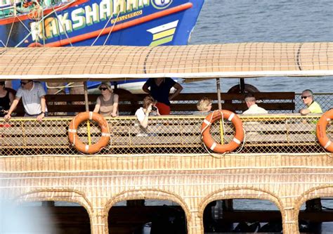 എറണാകുളം ഗോശ്രീ കായലിലൂടെ കെട്ടുവള്ളത്തിൽ കായൽക്കാഴ്ചകൾ ആസ്വദിക്കുന്ന ...