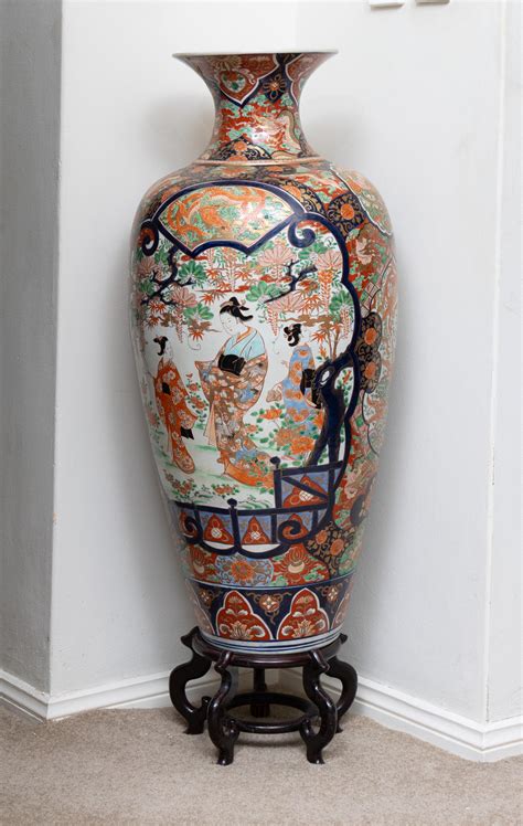 Lot - A large Japanese floor vase decorated with ladies in garden scene ...