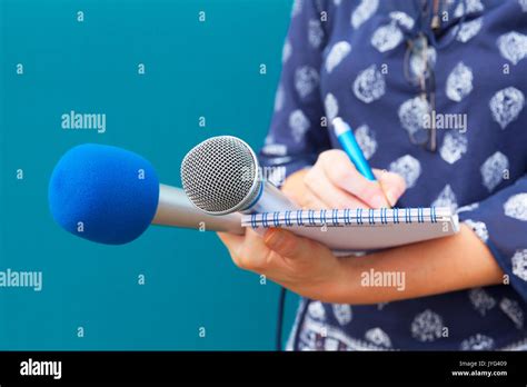 Reporter Taking Notes 的图像结果