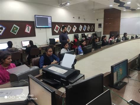 Multimedia Lab for Audio-Visual Editing & Digital Projects