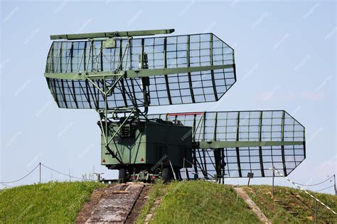 Советская и российская военная радиолокационная станция с антенной ...