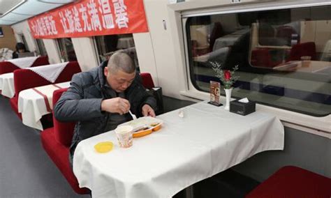 火车餐车饭菜种类多，为何大家宁愿挨饿也不吃？退休厨师这么说！|火车|饭菜|餐车_新浪新闻
