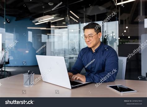 Human Using a Computer 的图像结果