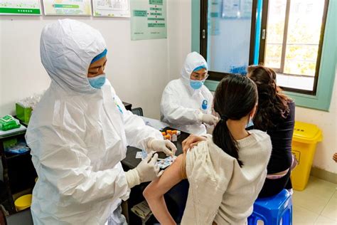 北京海淀：新冠疫苗加强针接种进社区_图片新闻_中国政府网