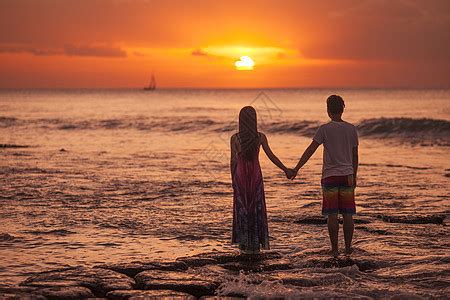 旅行中情侣在夕阳下浪漫对视高清图片下载-正版图片500617410-摄图网