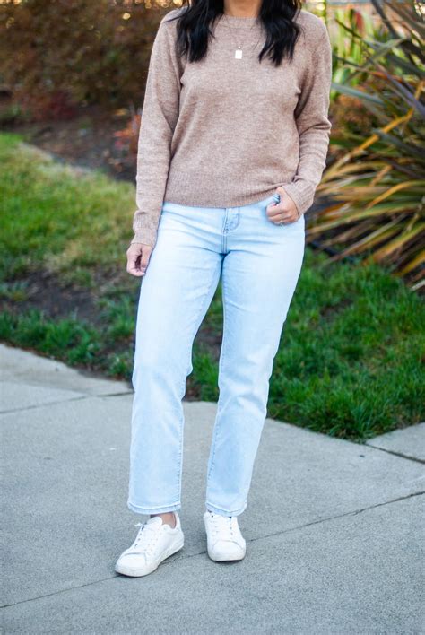 6 Outfits With a Brown Sweater for Fall