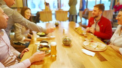 Busy Restaurant 的图像结果