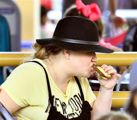 Very Pregnant Kelly Clarkson Is Nearly Unrecognizable On Disneyland Trip