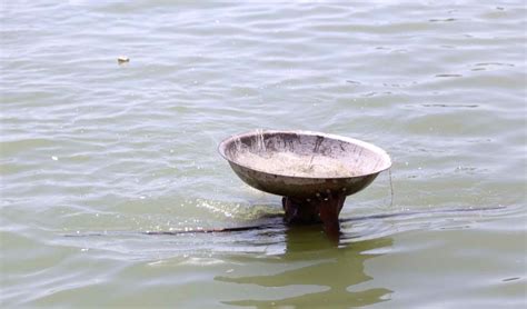 Pakistan :A flood-affected man wades through flood water in flood-hit ...