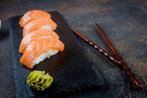 How do you make a delicious Nigiri Salmon sushi? (4 minute recipe)