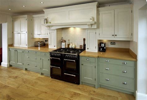 https://handmadekitchen.co.uk/wp-content/uploads/2020/03/traditional-shaker-style-kitchen-11-woodford-green-2.jpg?utm_source=chatgpt.com