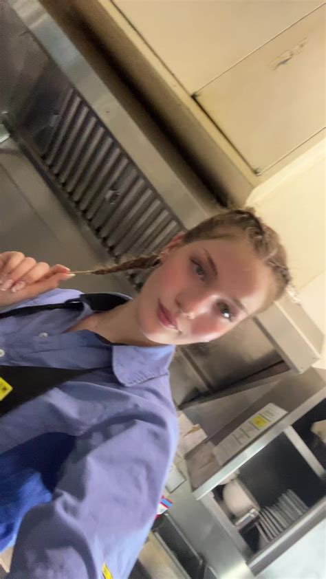 Kelly (@blondekelly.tylr) - Urlebird