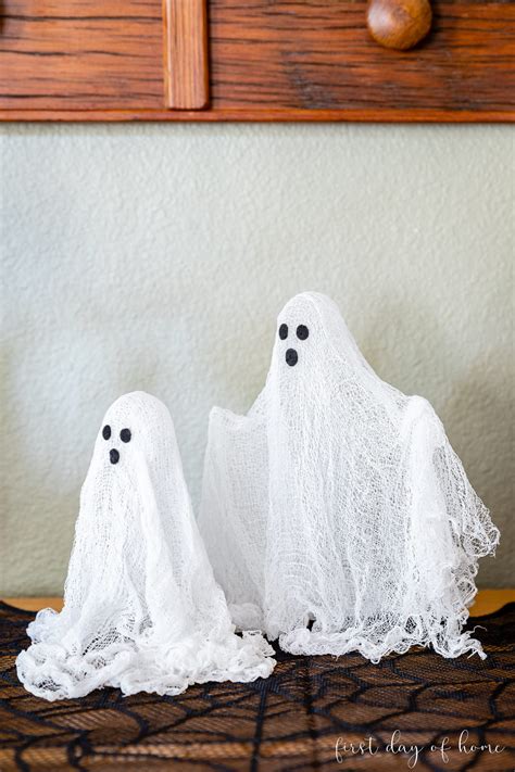 Ghosts Made From Cheese Cloth HALLOWEEN HOME DECOR: CHEESECLOTH GHOSTS