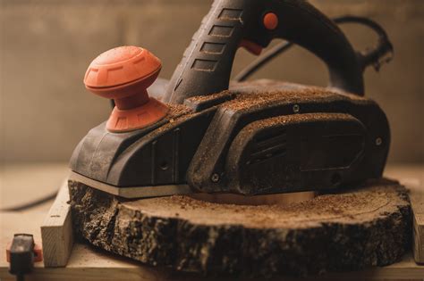 Using a Hand Planer 的图像结果