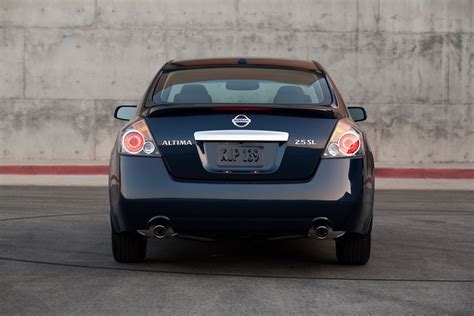 2010 Nissan Altima gets new look and features