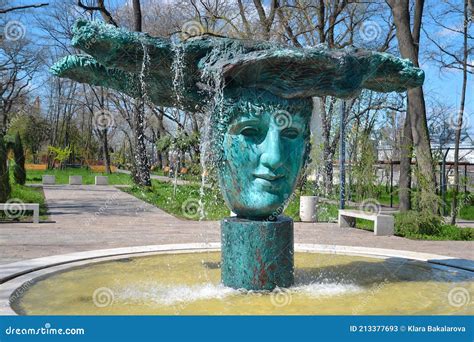 Fuente De Estatua Con Cara En El Parque Griego Al Inicio Del Tiempo ...