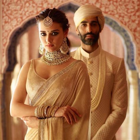 7 Gorgeous Golden Colour Wedding Sarees That Will Add the Right Amount ...