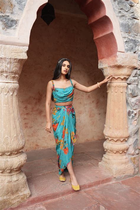 Kaftans and Dhoti Sets – Ruhr India