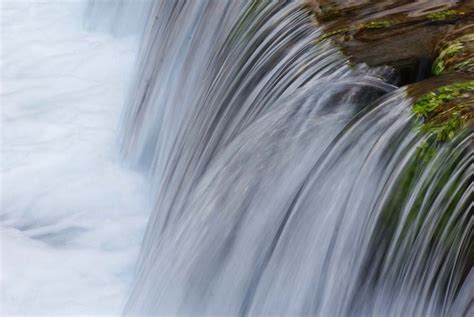 流动的溪水高清图片下载-正版图片501215992-摄图网